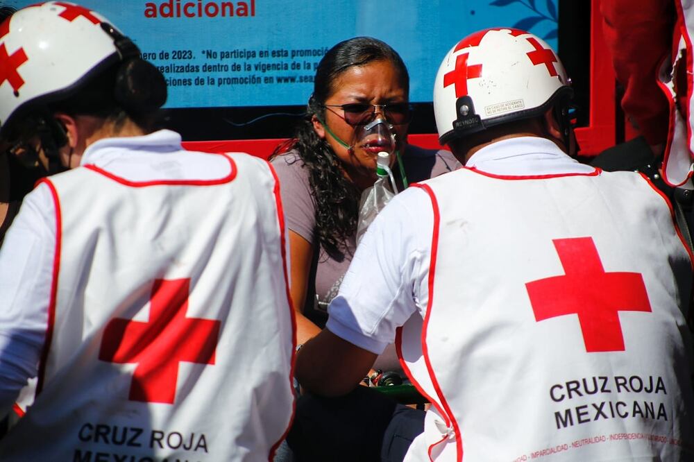 Una mujer recibe primeros auxilios fuera de la estación del Metro Barranca del Muerto. Fernanda Rojas EL UNIVERSAL