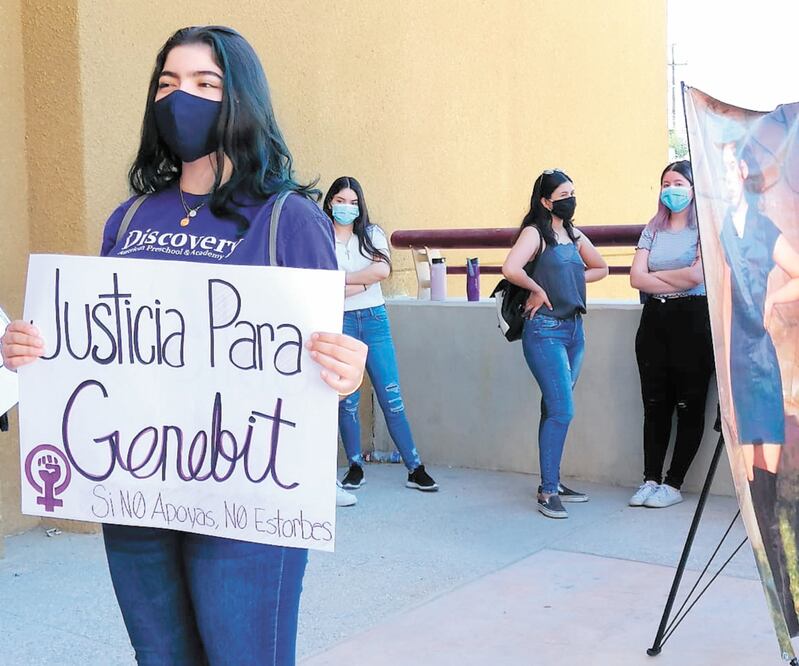 Con pancartas, familiares y amigos de la universitaria llegaron al centro de justicia para exigir prisión para el homicida de Genebit. Foto: GABRIELA MARTÍNEZ. EL UNIVERSAL