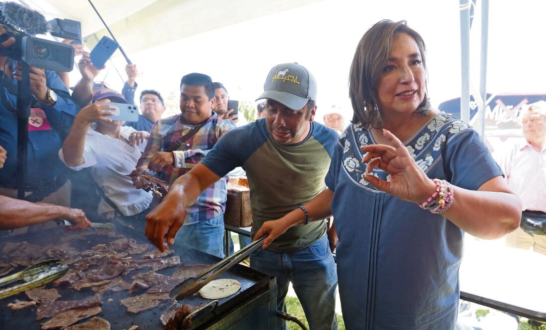 Tras una reunión con simpatizantes en Yecapixtla, Morelos, la candidata de la coalición Fuerza y Corazón por México participó en la preparación del asado de cecina. Foto: de Berenice Fregoso. El Universal