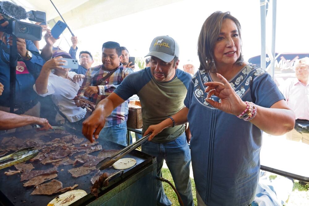 Tras una reunión con simpatizantes en Yecapixtla, Morelos, la candidata de la coalición Fuerza y Corazón por México participó en la preparación del asado de cecina. Foto: de Berenice Fregoso. El Universal