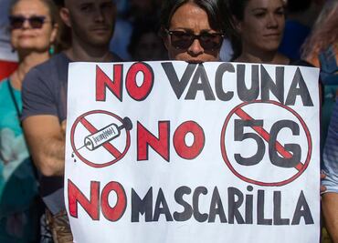 Miles protestan en España contra uso de cubrebocas; Bosé convoca pero no asiste