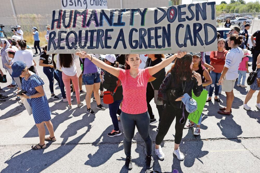 Un grupo de personas protesta en El Paso, Texas, contra la política migratoria del presidente Donald Trump de separar a niños de sus familias.