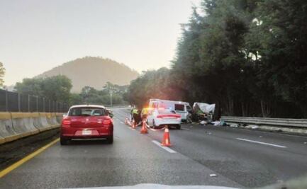 Cuatro personas muertas y 12 heridos en choque sobre la México-Cuernavaca; ambulancia del IMSS impacta camioneta estacionada