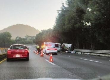 Cuatro personas muertas y 12 heridos en choque sobre la México-Cuernavaca; ambulancia del IMSS impacta camioneta estacionada