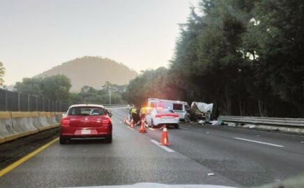 Cuatro personas muertas y 12 heridos en choque sobre la México-Cuernavaca; ambulancia del IMSS impacta camioneta estacionada