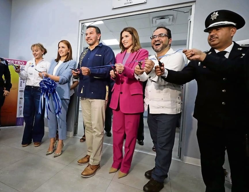 El corte de listón fue a cargo del presidente municipal Cruz Pérez Cuellar (centro), entre otros funcionarios. Foto: Especial