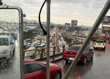 Choque entre autobús de pasajeros y carro, colapsa circulación en carretera México-Querétaro