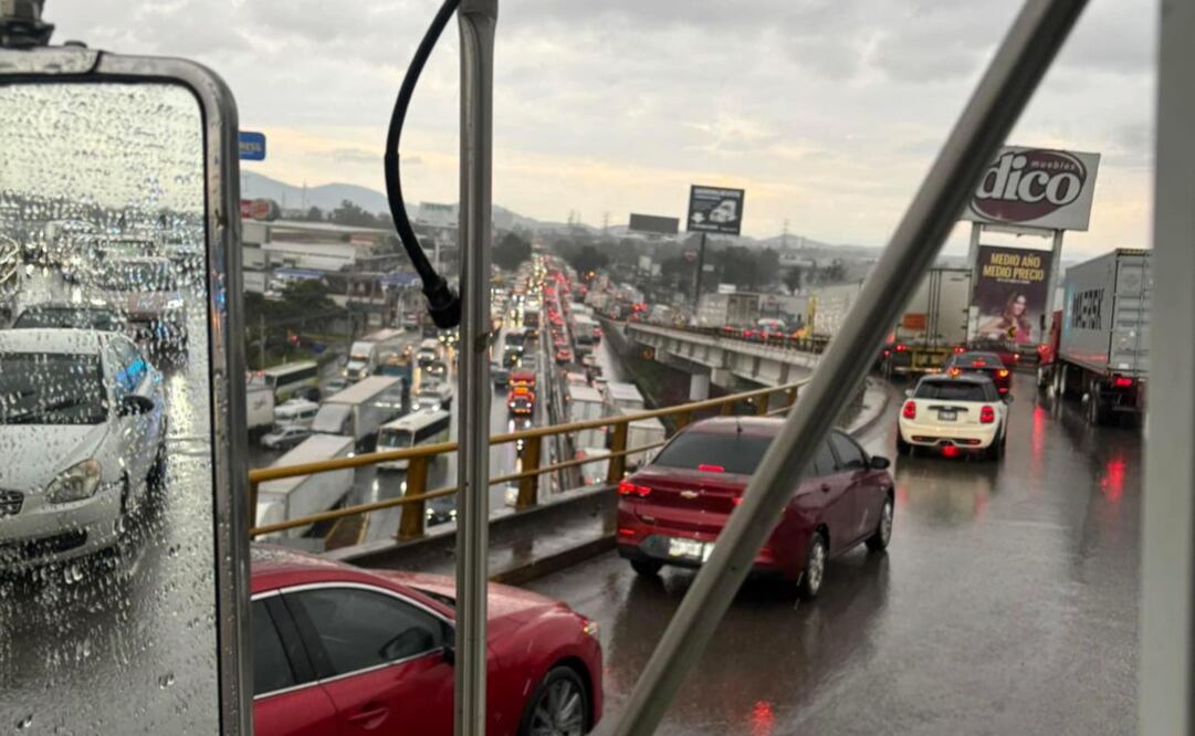 Choque para la vialidad en la carretera México-Querétaro. Foto: Especial
