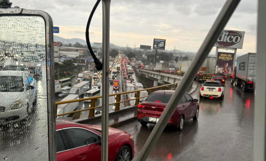 Choque para la vialidad en la carretera México-Querétaro. Foto: Especial