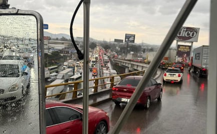 Choque entre autobús de pasajeros y carro, colapsa circulación en carretera México-Querétaro