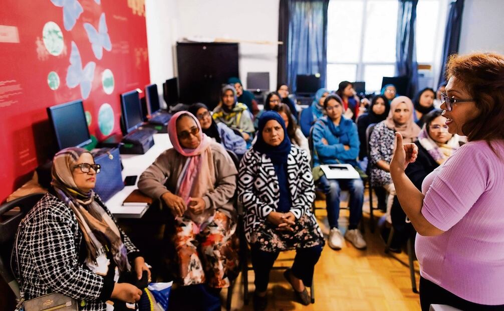 Asistentes a una clase que enseña a inmigrantes habilidades relacionadas con el lugar de trabajo en la Organización de Derechos de las Mujeres del Sur de Asia, en Toronto, el 30 de octubre pasado. Foto: Cole Burston / AFP