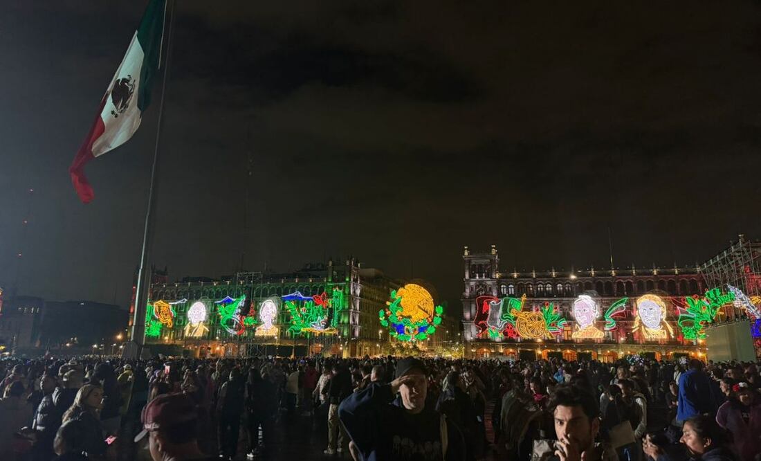 Arriban fans al Zócalo capitalino para presentación de La Arrolladora banda El Limón. Foto: César González/ EL UNIVERSAL