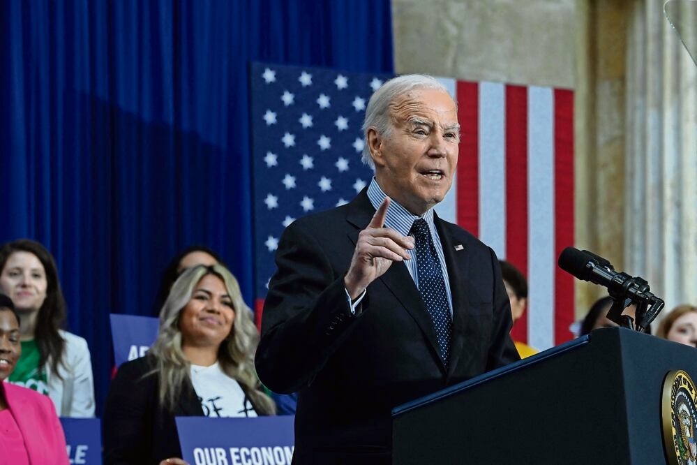 El presidente estadounidense Joe Biden habla sobre la economía del cuidado en Union Station en Washington, el 9 de abril pasado Foto: Andrew Caballero Reynolds / AFP