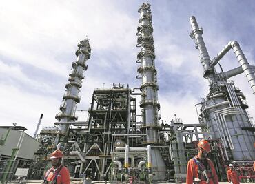 Suben ingresos petroleros más que recaudación de impuestos