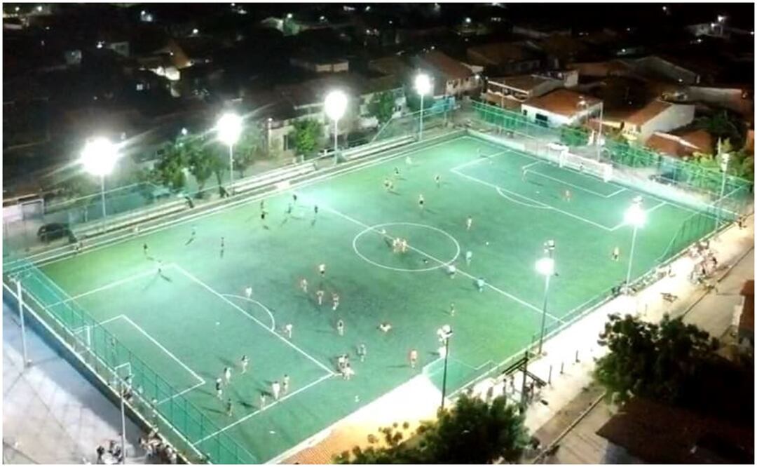 Los hechos ocurrieron en la noche del viernes cuando se disputaba un encuentro de fútbol en la "Areninha do Jardim Violeta", la cancha del barrio Barroso, al suroeste de la ciudad. Foto: Instagram (@areninha_do_jardim_violeta)
