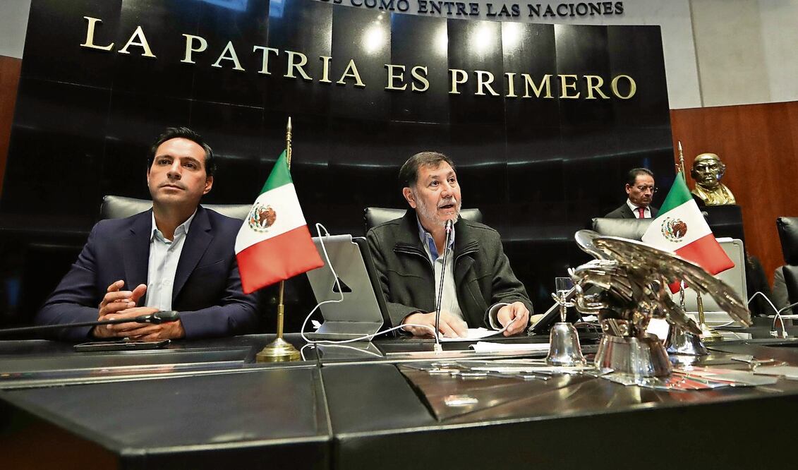 Gerardo Fernández Noroña, presidente del Senado (derecha), llamó a la Suprema Corte a detener su “actitud facciosa”. Foto Especial