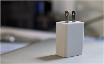 Profeco inicia retiro de tres cargadores de celular por alto riesgo