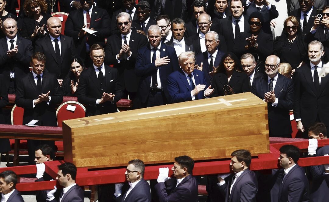 El ataúd del papa Francisco es llevado delante de dignatarios, incluidos el presidente de EU, Donald Trump, y el de Francia, Emmanuel Macron, durante su funeral en la Plaza de San Pedro en el Vaticano. Foto AP