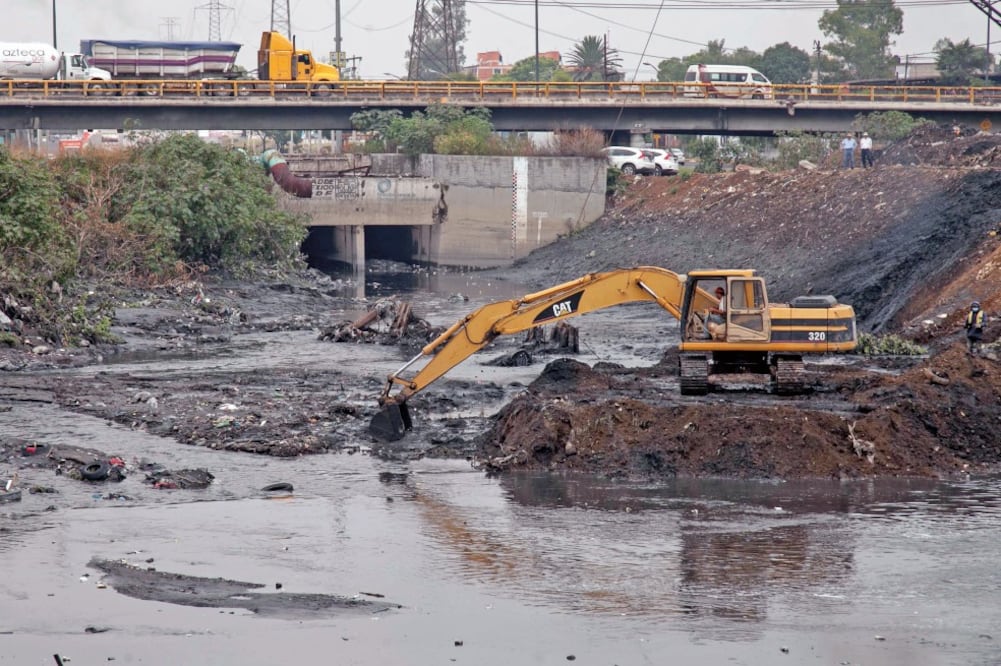 Durante la visita al Gran Canal, autoridades del Sistema de Aguas de la Ciudad de México (Sacmex), previeron 12 lluvias más esta temporada con la intensidad como la de la tormenta que se registró el jueves (ESPECIAL)