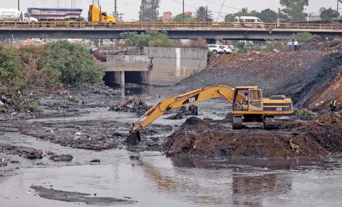 Durante la visita al Gran Canal, autoridades del Sistema de Aguas de la Ciudad de México (Sacmex), previeron 12 lluvias más esta temporada con la intensidad como la de la tormenta que se registró el jueves (ESPECIAL)