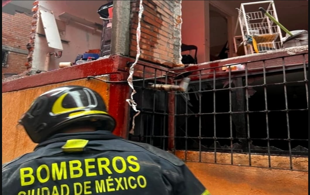 El estallido ocurrió en un edificio de tres niveles con 32 departamentos, cuatro de ellos resultaron con daños en su estructura, por lo que se evacuó todo el inmueble. Foto: especial