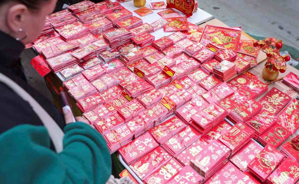 El barrio se convierte en un escenario de farolillos, danzas del dragón y reuniones familiares. (17/02/26) Foto: EFE