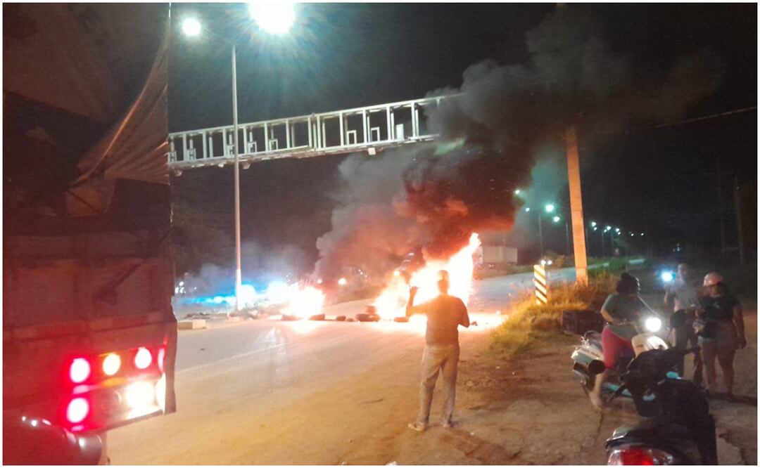 Por momentos, el bloqueo se salió de control y antes de liberar la vía hubo actos violentos, insultos, empujones y golpes. Foto: Especial