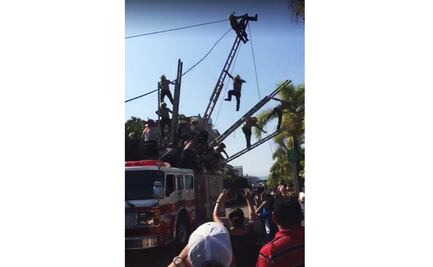 Bomberos caen de una altura de 6 metros durante acrobacia en Jalisco