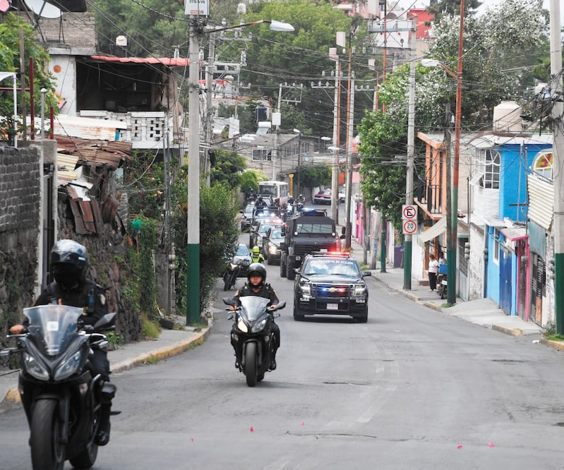 En medio de un fuerte dispositivo de seguridad, los sicarios detenidos en la zona del atentado y en cinco en alcaldías fueron llevados al reclusorio. Foto: ARMANDO MARTÍNEZ. EL UNIVERSAL
