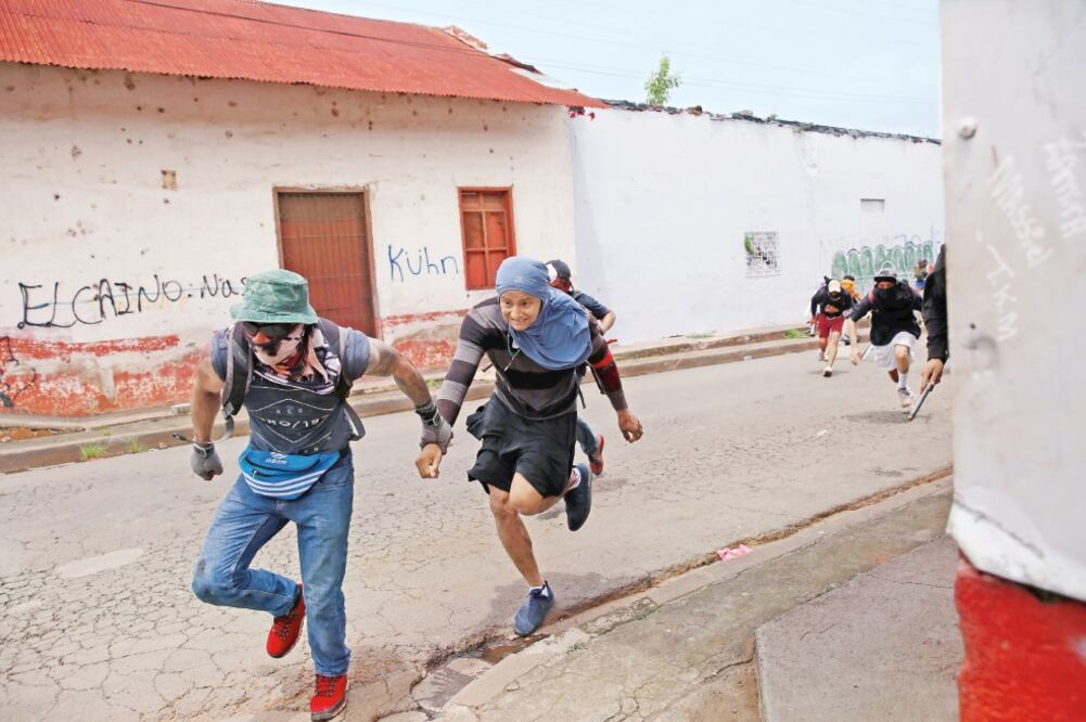 Manifestantes corren mientras la policía dispara contra ellos durante una protesta contra el gobierno del presidente Daniel Ortega en Masaya, Nicaragua. Foto: ANDRES MARTINEZ. REUTERS