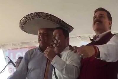 AMLO canta con mariachi “México lindo y querido"