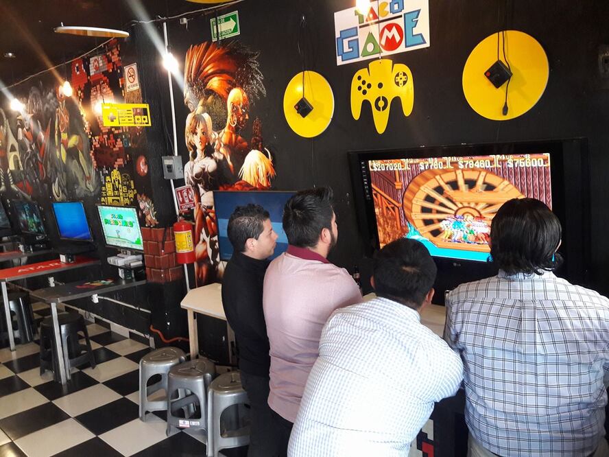 El restaurante tiene consolas retro para que juegues mientras comes / Fotos: Cortesía