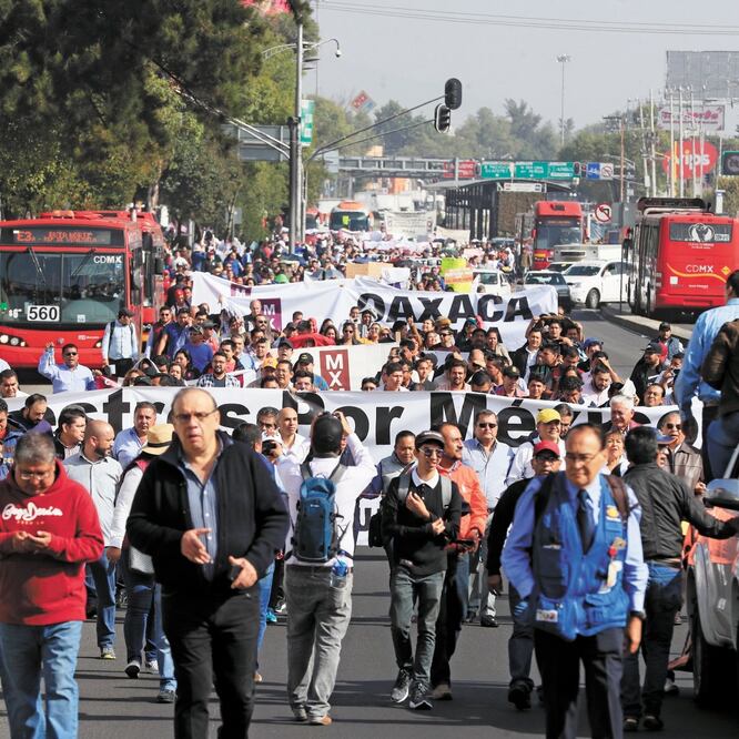 Ayer, 2 mil integrantes de Maestros por México marcharon a la Cámara de Diputados para presentar su propuesta de transformación educativa y mostrar su respaldo a Gordillo Morales. (ARCHIVO EL UNIVERSAL)