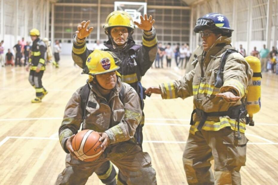 Bomberos encienden la duela de basquetbol