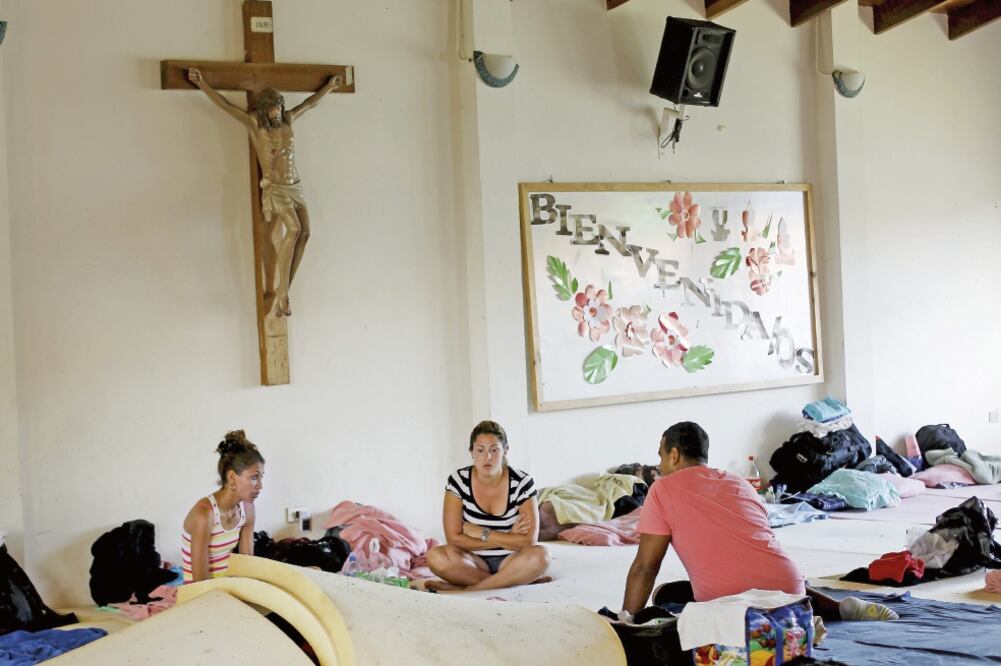 Inmigrantes cubanos en un refugio en La Cruz, Costa Rica, el 27 de noviembre de hace un año. Costa Rica ha reiterado que deportará a los migrantes ilegales. Nicaragua cerró sus puertas desde noviembre de 2015 a los irregulares de la isla (REUTERS)