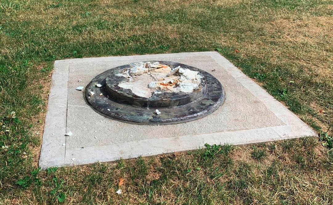 Una estatua de Frederick Douglass, uno de los principales líderes el movimiento abolicionista en Estados Unidos en el siglo XIX, fue derribada en Rochester (Foto: AP)