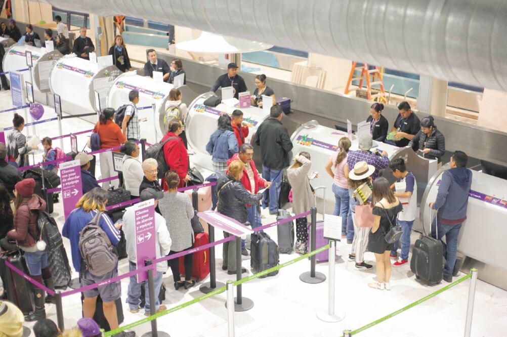 La SICT reportó que a partir de este viernes, las aerolíneas Aeroméxico, Volaris y Viva Aerobus ofrecen vuelos de manera gratuita con destino a la Ciudad de México conforme a la demanda de pasajeros, incluso los vuelos cancelados por el huracán “Otis”.