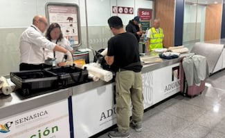 Cae extranjero con lienzos de pintura mezclada con cocaína en el AICM; es dispuesto ante el MP 