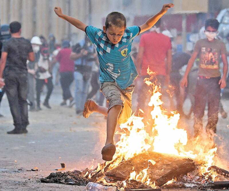 Libaneses de todas las edades salieron a las calles a protestar contra el gobierno, a seis días de la explosión en Beirut. FOTO: AFP