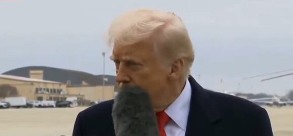 Periodista le da un "microfonazo" a Trump; "¿vieron eso?", cuestiona el mandatario