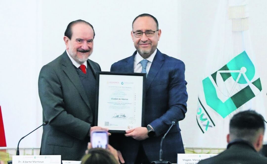Alberto Montoya y Marco Antonio Velasco durante la ceremonia. Foto: Fernanda Rojas | El Universal
