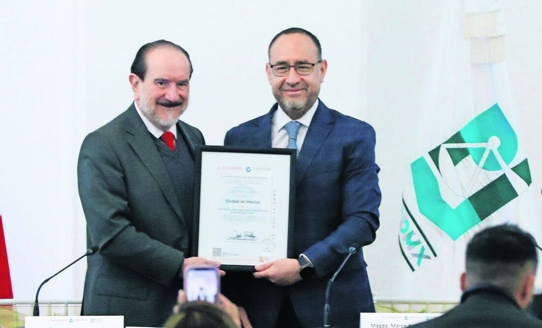 Alberto Montoya y Marco Antonio Velasco durante la ceremonia. Foto: Fernanda Rojas | El Universal