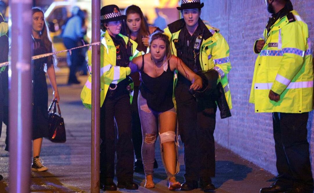  Policías ayudan a una mujer herida luego del reporte de una explosión, en Manchester. Foto: Xinhua