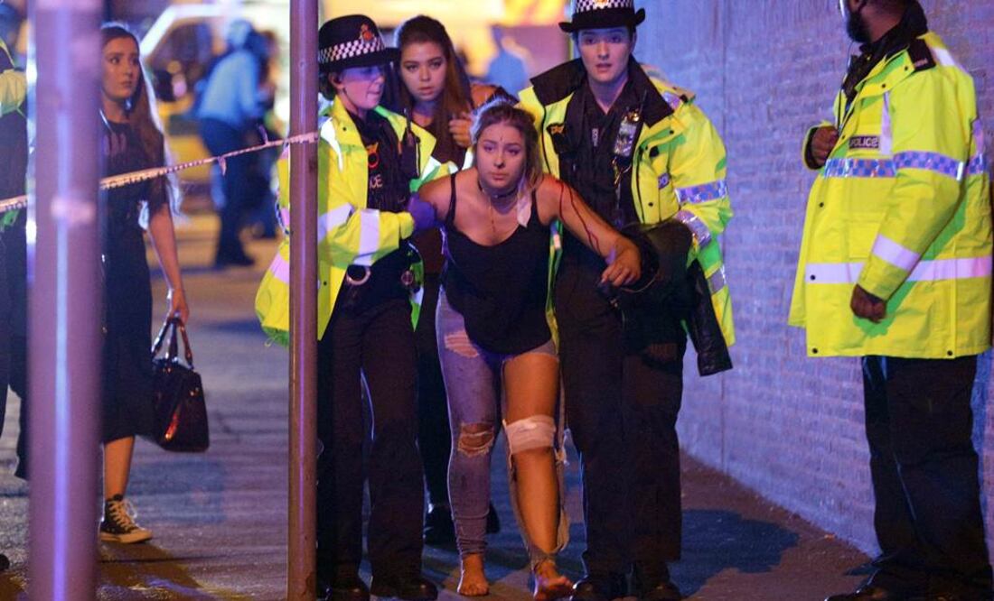 Policías ayudan a una mujer herida luego del reporte de una explosión, en Manchester. Foto: Xinhua