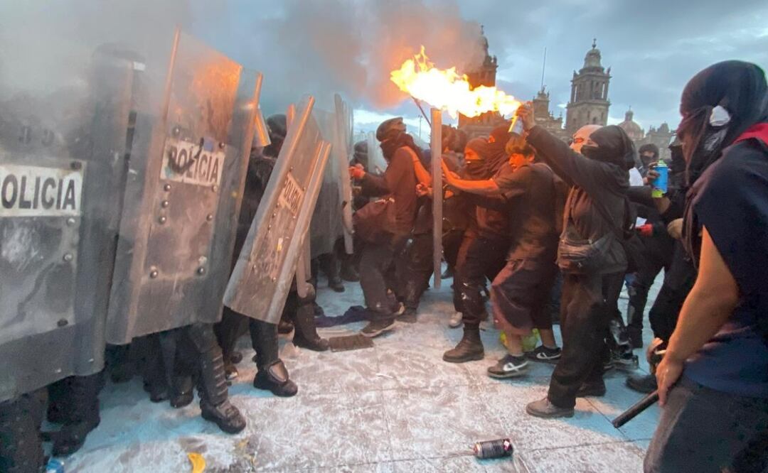 Enfrentamientos entre policías y asistentes a la marcha del 2 de octubre en la CDMX (2/10/2025). Foto: Valente Rosas / EL UNIVERSAL