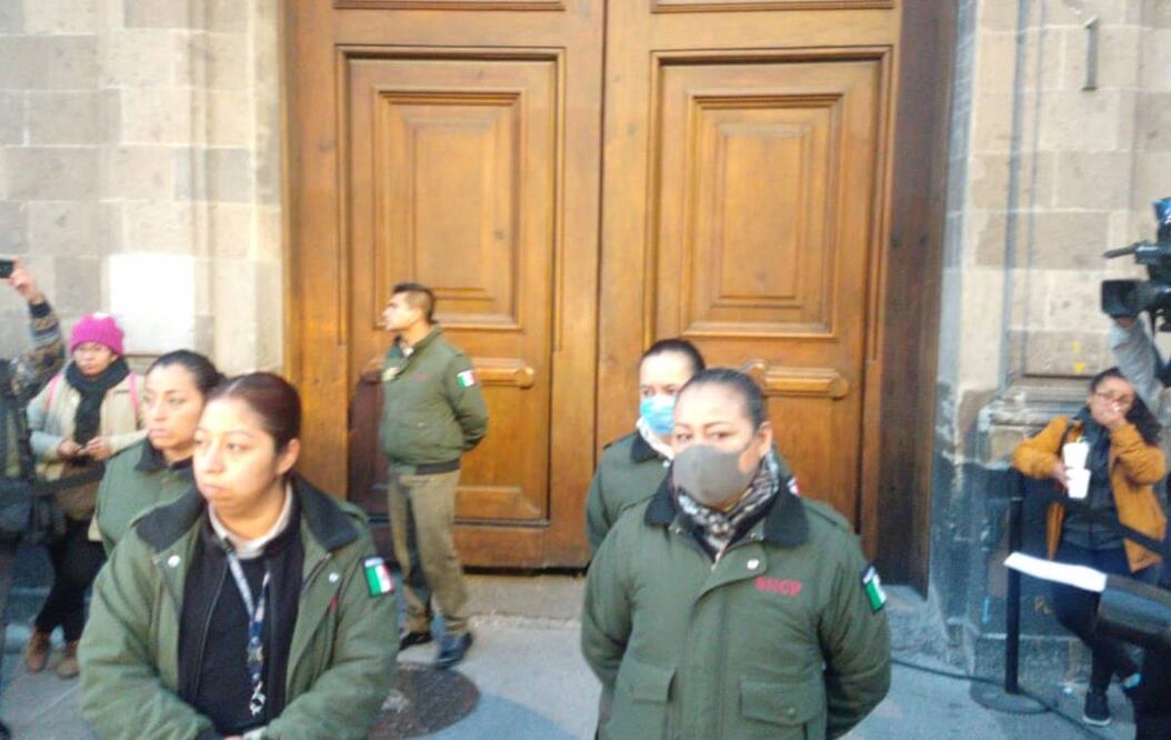 Policías Militares cerraron las puertas de Palacio Nacional tras la llegada de padres de niños con cáncer. Foto: Perla Miranda