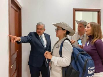 AMLO y su esposa Beatriz Gutiérrez Müller contestan preguntas del censo 2020