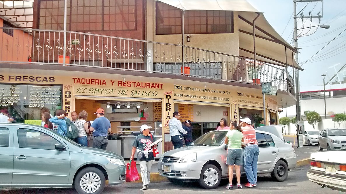 El inmueble situado frente a la plaza Parque Tezontle ya opera un restaurante, pese a no contar con permisos oficiales Foto: GERARDO SUÁREZ / EL UNIVERSAL