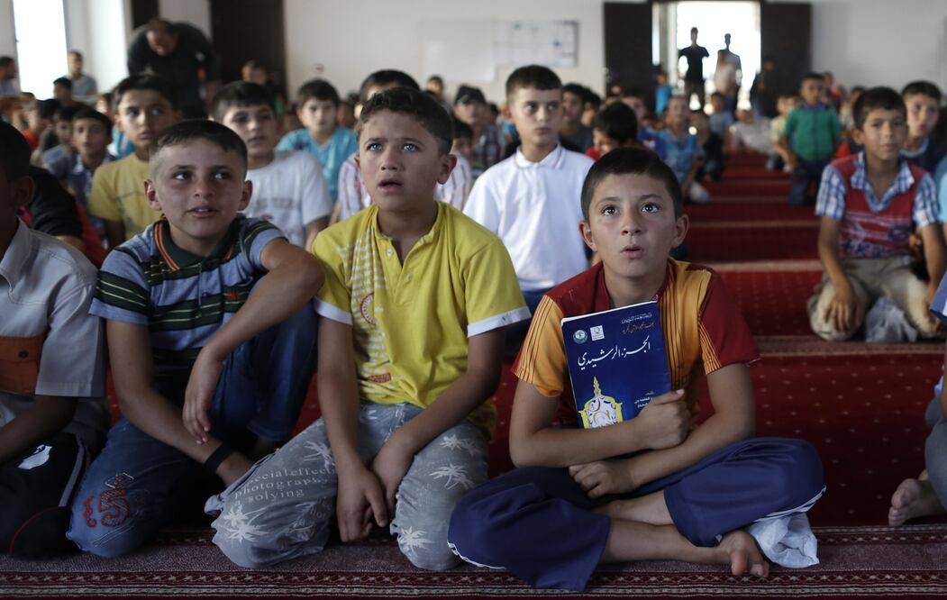 Uno de los albergues temporales que se observan en las diferentes costas europeas. Los migrantes permanecen días o incluso semanas con poca agua, alimentos y a veces enfermos (ARCHIVO)