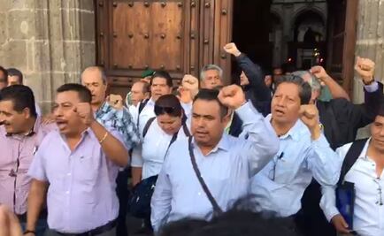 AMLO y CNTE acuerdan reinstalación de 400 maestros